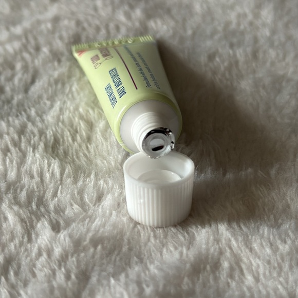 Good Molecules lightweight moisturizer (sample size) - Picture 2 of 2